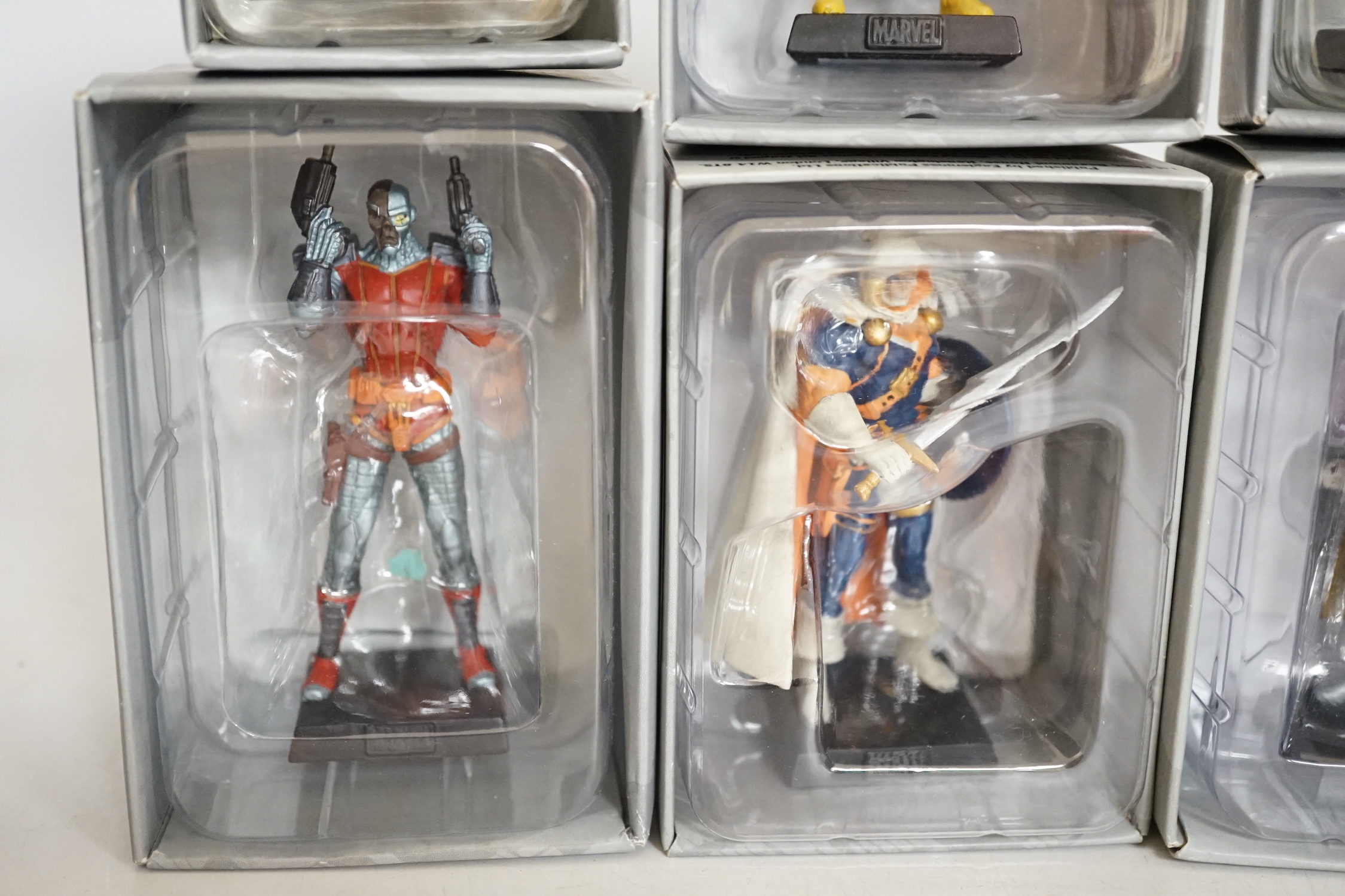 A collection of boxed Eaglemoss magazine issue Marvel figurines with related magazines in two folders (125 figures)